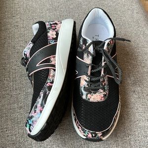 TRAQ by Alegria floral walking shoe